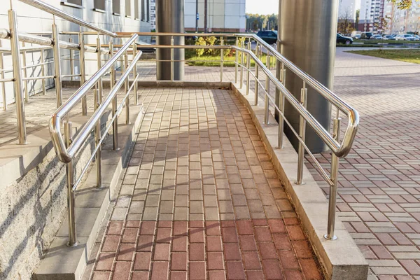 Een Hellingbaan Metalen Reling Het Ziekenhuis Voor Opvang Van Patiënten — Stockfoto