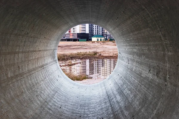 Vista Del Cantiere Attraverso Tubo Cemento Montaggio Tubi Durante Costruzione — Foto Stock