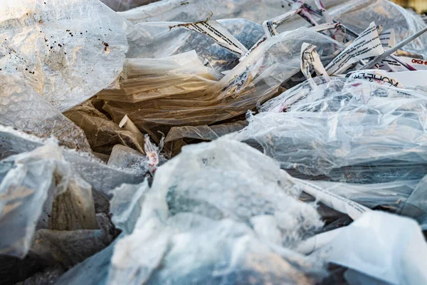 Selofan ambalaj atığı arka planı. Kullanılan malzemelerin atık imhası ve ekolojisi sorunları. Selofanın geri dönüşümü ve yeniden kullanımı