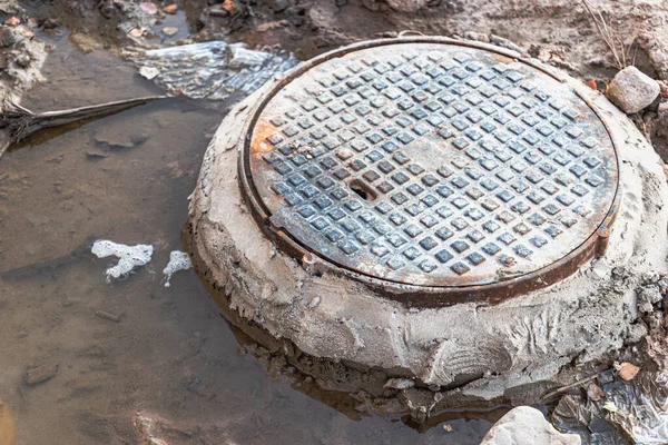 Żeliwny Właz Ściekowy Otoczony Kałużą Wody Placu Budowy Budowa Studni — Zdjęcie stockowe