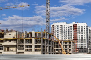 Monolitik güçlendirilmiş beton bir ev inşa ediliyor. Modern inşaat teknolojileri. Modern çok katlı bir binanın inşaatı