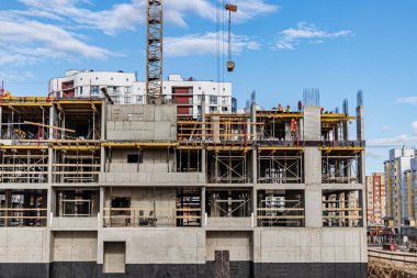 Monolitik güçlendirilmiş beton bir ev inşa ediliyor. Modern inşaat teknolojileri. Modern çok katlı bir binanın inşaatı