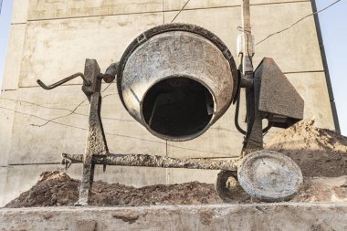 İnşaat alanında endüstriyel beton karıştırıcı. Beton ve harç hazırlığı