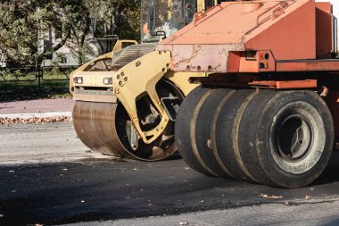 Asfalt beton işçiliği ve yol onarımı için iki ağır titreşim yol silindiri. Asfalt kaldırımı onarılırken ağır makineler