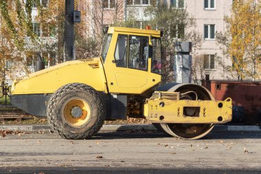 Asfalt beton işleri ve yol onarımı için ağır titreşimli yol silindiri. Asfalt kaldırımı onarılırken ağır makineler