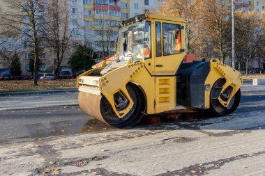 Asfalt beton işleri ve yol onarımı için ağır titreşimli yol silindiri. Asfalt kaldırımı onarılırken ağır makineler
