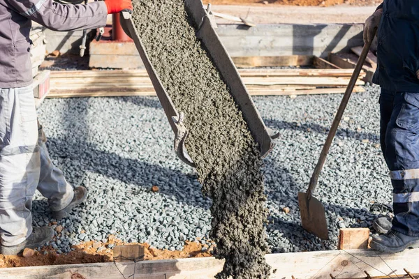 Beton karıştırıcı kamyonu olan çimento ya da beton dökme, güçlendirilmiş ızgara temeli olan inşaat alanı, bir üretim atölyesi inşaatı