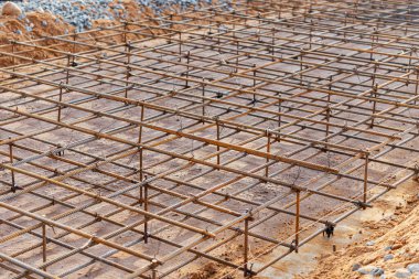 Beton karıştırıcı kamyonu olan çimento ya da beton dökme, güçlendirilmiş ızgara temeli olan inşaat alanı, bir üretim atölyesi inşaatı