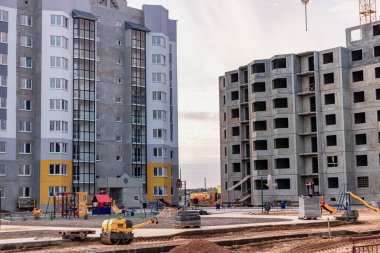 Modern güçlendirilmiş beton bir panelin inşaatı. Genç aileler için yeni yerleşim yerleri
