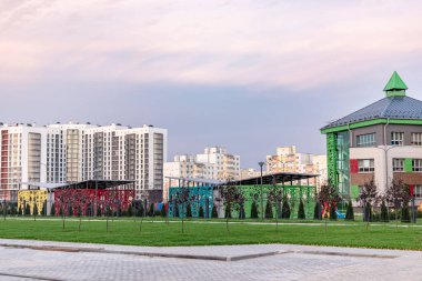 Anaokulu manzarası. Arka planda çok katlı binalar var. Modern yerleşim yeri