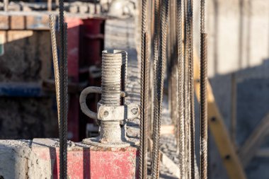 Modern bir monolitik konut binasının güçlendirilmiş beton temeli. Beton dökmek için ağ takviyesi ile hazırlandı. Monolitik inşaat teknolojileri