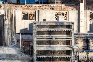 Modern bir monolitik konut binasının güçlendirilmiş beton temeli. Beton dökmek için ağ takviyesi ile hazırlandı. Monolitik inşaat teknolojileri