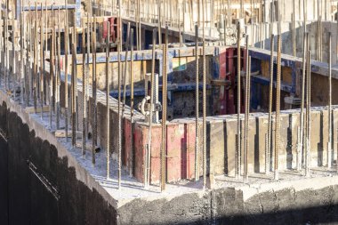 Modern bir monolitik konut binasının güçlendirilmiş beton temeli. Beton dökmek için ağ takviyesi ile hazırlandı. Monolitik inşaat teknolojileri