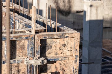 Modern bir monolitik konut binasının güçlendirilmiş beton temeli. Beton dökmek için ağ takviyesi ile hazırlandı. Monolitik inşaat teknolojileri