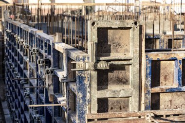 Modern bir monolitik konut binasının güçlendirilmiş beton temeli. Beton dökmek için ağ takviyesi ile hazırlandı. Monolitik inşaat teknolojileri