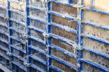 Modern bir monolitik konut binasının güçlendirilmiş beton temeli. Beton dökmek için ağ takviyesi ile hazırlandı. Monolitik inşaat teknolojileri