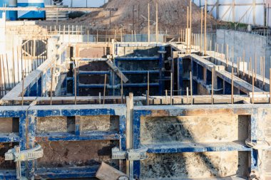Modern bir monolitik konut binasının güçlendirilmiş beton temeli. Beton dökmek için ağ takviyesi ile hazırlandı. Monolitik inşaat teknolojileri