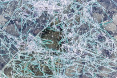 Kırık ve kırık camlar. Soyut doku ve arkaplan. Kırık cam, yere yakın plan.