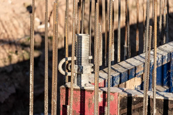 Modern bir monolitik konut binasının güçlendirilmiş beton temeli. Beton dökmek için ağ takviyesi ile hazırlandı. Monolitik inşaat teknolojileri