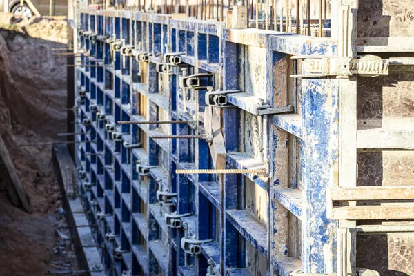 Modern bir monolitik konut binasının güçlendirilmiş beton temeli. Beton dökmek için ağ takviyesi ile hazırlandı. Monolitik inşaat teknolojileri