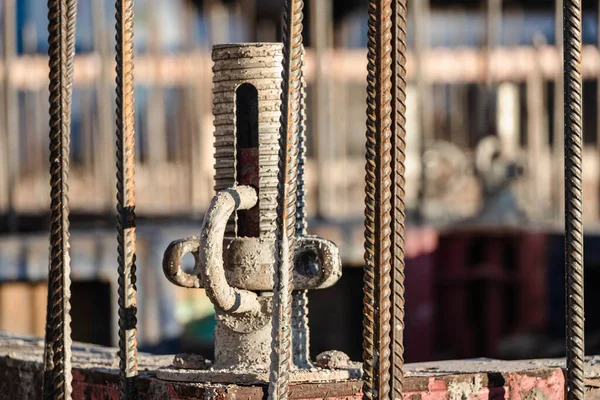 Modern bir monolitik konut binasının güçlendirilmiş beton temeli. Beton dökmek için ağ takviyesi ile hazırlandı. Monolitik inşaat teknolojileri