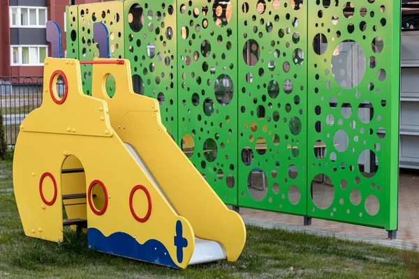 Kinderspeelplaats Een Kleuterschool Park Heldere Moderne Outdoor Speeltoestellen Voor Kinderen — Stockfoto