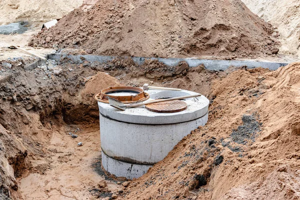 Einbau Eines Stahlbetonbrunnens Für Wasserversorgung Und Kanalisation Auf Der Baustelle — Stockfoto
