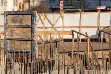Modern bir monolitik konut binasının güçlendirilmiş beton temeli. Beton dökmek için ağ takviyesi ile hazırlandı. Monolitik inşaat teknolojileri