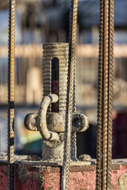 Modern bir monolitik konut binasının güçlendirilmiş beton temeli. Beton dökmek için ağ takviyesi ile hazırlandı. Monolitik inşaat teknolojileri