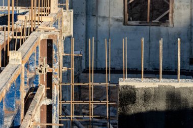 Modern bir monolitik konut binasının güçlendirilmiş beton temeli. Beton dökmek için ağ takviyesi ile hazırlandı. Monolitik inşaat teknolojileri