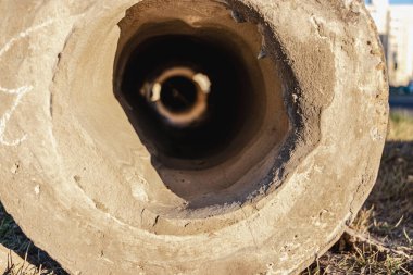 İnşaat alanında yüksek voltajlı beton direk kurulumu için hazırlandı. Şehrin sokaklarını aydınlatmak için kutup yerleştirme hazırlıkları