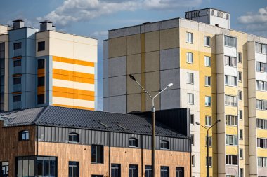 Çok katlı, modern bir bina. Konut inşaatı. İkamet fonu. Yatılı yerleşim yeri. Genç ailelere ipotek kredisi