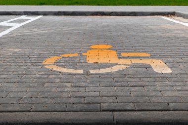 Engelliler için park yeri. Engelliler için park yerini gösteren bir tabela.