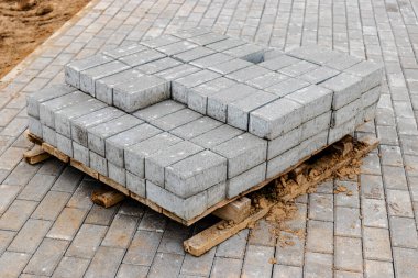 İnşaat alanındaki paletlere asfalt döşeme. Beton asfalt döşemeye hazır. Tamamlanmış ürünler deposu