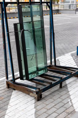 İnşaat alanında yeni cam üniteler. Pencere açılışları için hazırlık. Yapı Malzemeleri