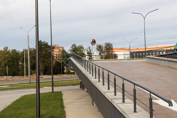 Uma Rampa Para Carros Para Entrar Estacionamento Subterrâneo Para Edifício — Fotografia de Stock