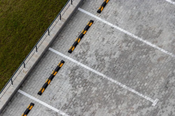 Parcheggio Vuoto Una Zona Residenziale Con Fermate Parcheggio Gialle Auto — Foto Stock