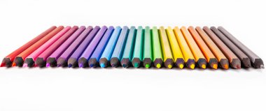 Renkli kalemler kapatın. Macro vuruldu. Çocuklar ve yetişkinler için çizim ve yaratıcılık aracı. Renkli kalemlerle çizim