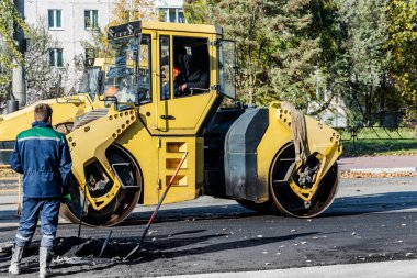 Asfalt beton işleri ve yol onarımı için ağır titreşimli yol silindiri. Asfalt kaldırımı onarılırken ağır makineler