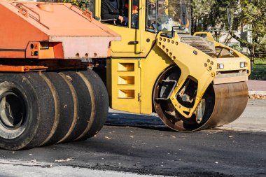 Asfalt beton işleri ve yol onarımı için ağır titreşimli yol silindiri. Asfalt kaldırımı onarılırken ağır makineler