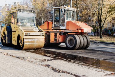 Asfalt beton işleri ve yol onarımı için ağır titreşimli yol silindiri. Asfalt kaldırımı onarılırken ağır makineler