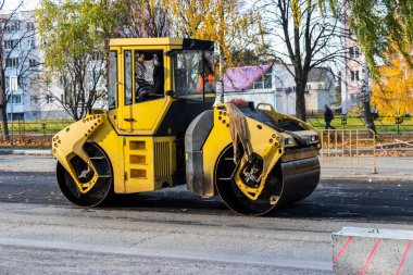 Asfalt beton işleri ve yol onarımı için ağır titreşimli yol silindiri. Asfalt kaldırımı onarılırken ağır makineler