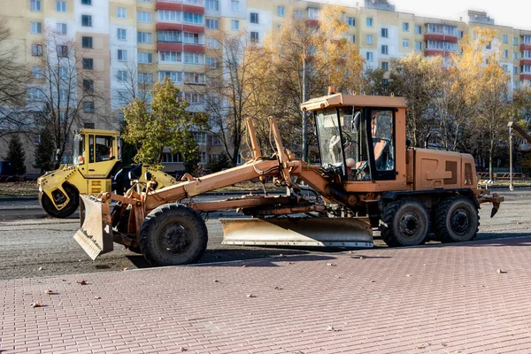 現代都市の中心部で道路工事を行う採点者 秋に道路工事 — ストック写真