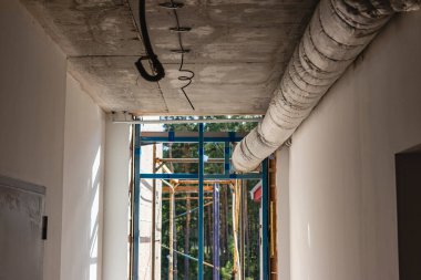 Modern bir kamu binasına havalandırma ve havalandırma sistemi kurulması. Tavan havalandırma sistemi