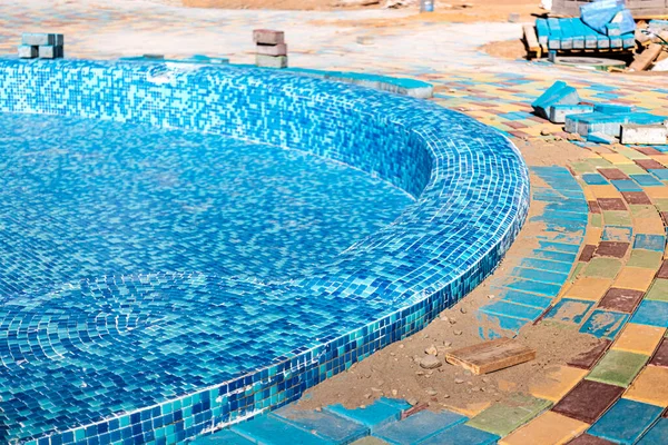 工业工程 专业在游泳池里打扫卫生 在水泥混凝土地面和墙壁上安装蓝色陶瓷池瓷砖 — 图库照片