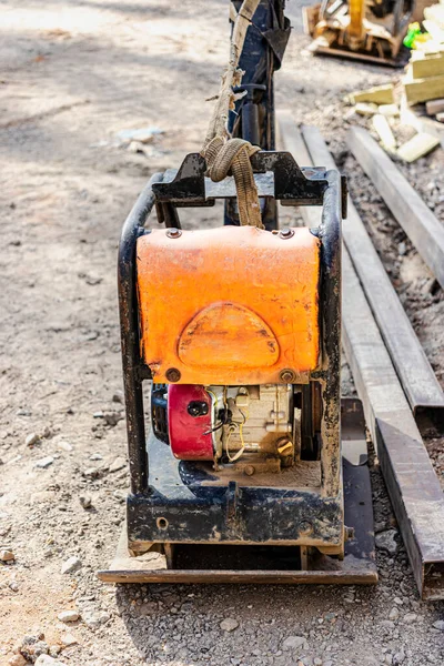 工事現場で振動板付き振動ラマー さらなる建設作業のための土壌の圧縮 — ストック写真