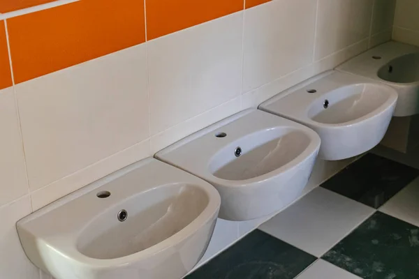 Systém Mnoha Umyvadel Instalovaných Veřejném Záchodě Platí Pro Vlakové Nádraží — Stock fotografie