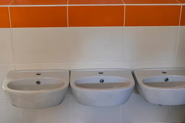 Systém Mnoha Umyvadel Instalovaných Veřejném Záchodě Platí Pro Vlakové Nádraží — Stock fotografie