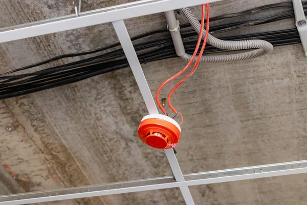 Instalação Detector Incêndio Teto Sistema Segurança Edifício Dispositivos Combate Incêndios — Fotografia de Stock