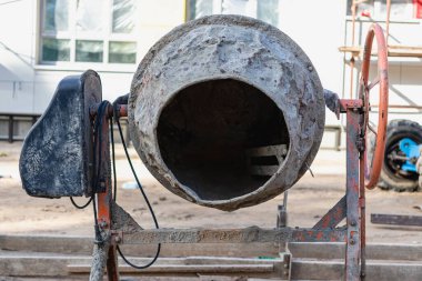 İnşaat alanında endüstriyel beton karıştırıcı. Beton ve harç hazırlığı